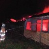 Petugas Damkar Kuningan saat berjibaku memadamkan api yang membakar rumah milik warga desa Cilimus.